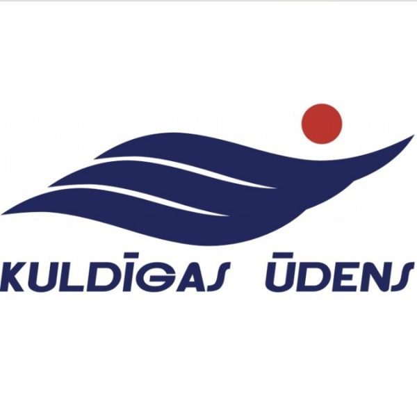 Logotips ar tumši zilu, stilizētu viļņveida formu un sarkanu apli virs tās, zem kura rakstīts "KULDĪGAS ŪDENS".